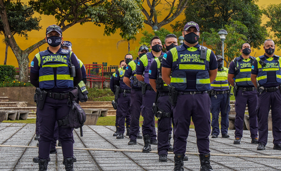 Grupo de Policías Municipales de San José en formación en la Plaza de la Democracia, divididos en tres hileras, portando su uniforme.